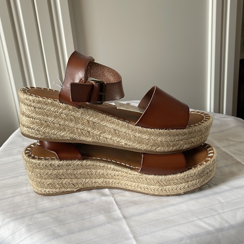 Universal Thread sandals - Picture 2 of 4
